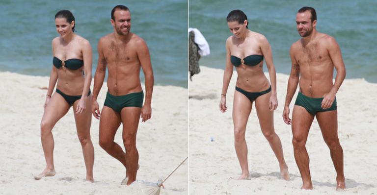 Deborah Secco e Roger Flores: boa forma e roupas de banho combinando em dia de praia