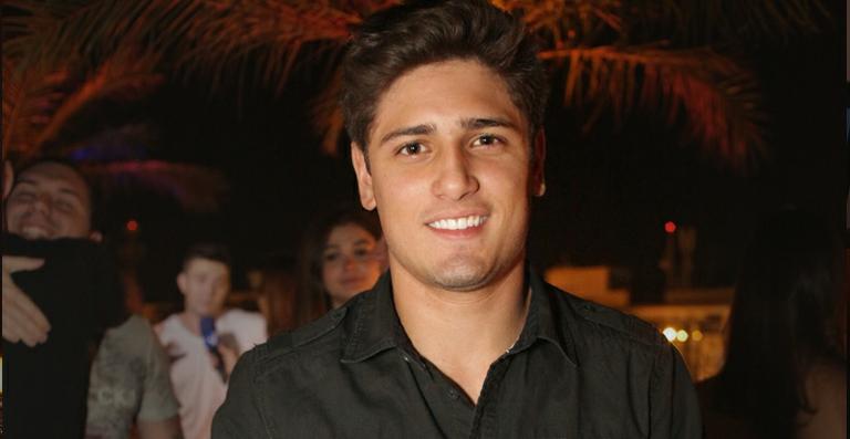 Daniel Rocha, o Roni de ‘Avenida Brasil’, troca Suelen por Izabel Goulart