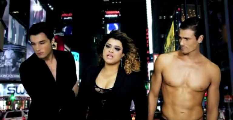 Preta Gil aparece cercada por homens nus em novo clipe