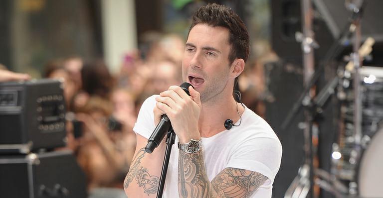 Adam Levine sai em defesa do casamento gay de novo: ‘Não é da conta de ninguém’