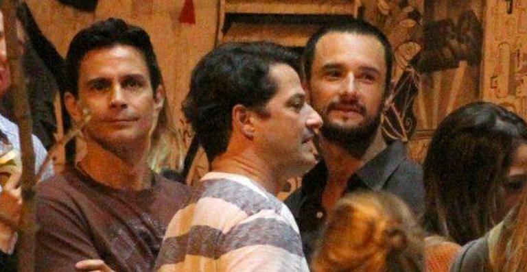 Rodrigo Santoro aproveita a noite carioca na companhia de Marcelo Serrado