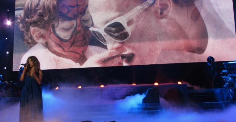 Jennifer Lopez mostra fotos dos filhos em show