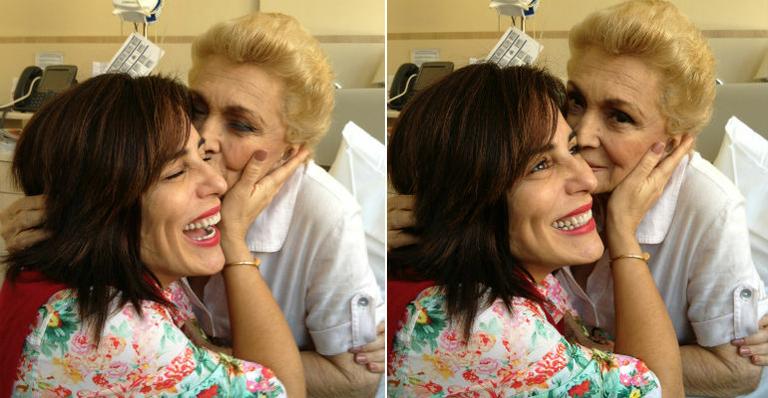 A atriz Gloria Pires aproveitou o sábado para visitar a apresentadora Hebe Camargo no hospital