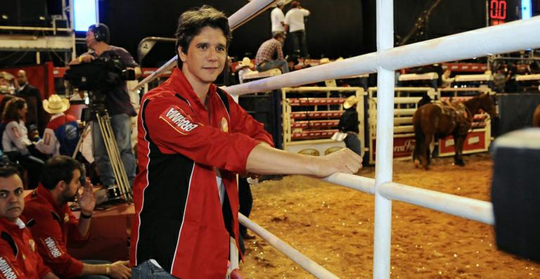Márcio Garcia confere rodeio em Barretos