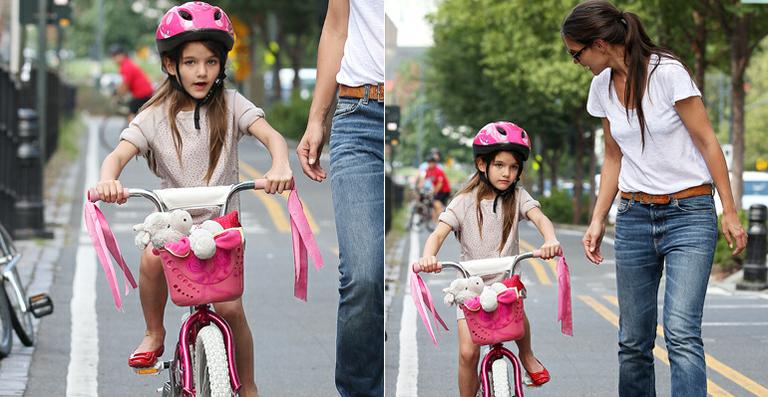 Suri Cruise anda de bicicleta em passeio com Katie Holmes