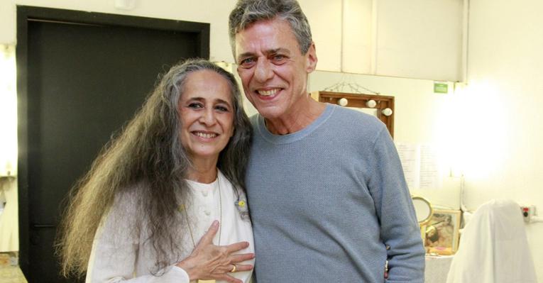 Após show em homenagem a Chico Buarque, Maria Bethânia recebe o cantor no camarim