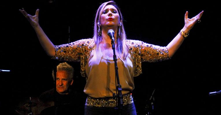 Zizi Possi relembra clássicos em São Paulo