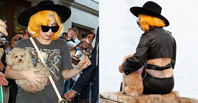 Lady Gaga passeia com o cãozinho Fozzy na Áustria