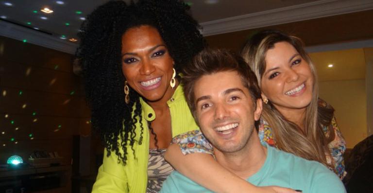 Após deixar ‘A Fazenda’, Simone Sampaio recebe o carinho de amigos em festa surpresa