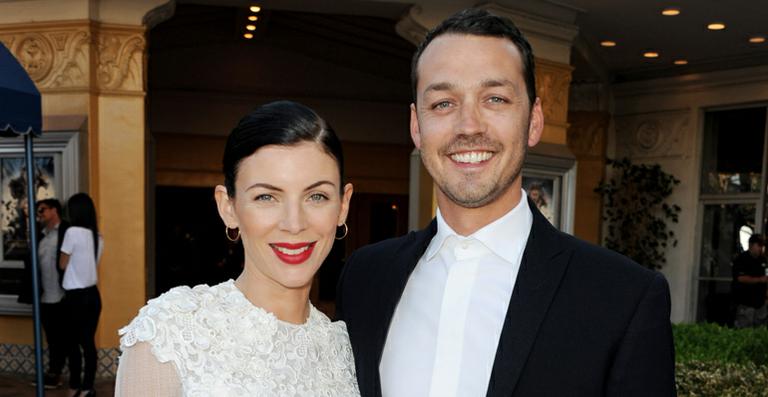 Liberty Ross levanta suspeita de divórcio com foto