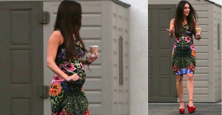 Grávida, Megan Fox usa look justo e evidencia barriga