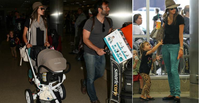 Alessandra Ambrosio chega a Los Angeles com a família