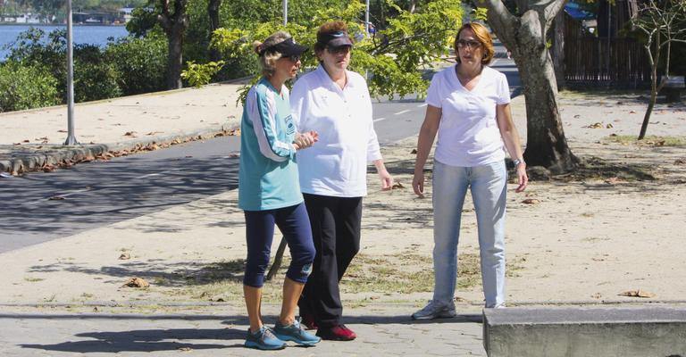 Claudia Jimenez caminha após cirurgia