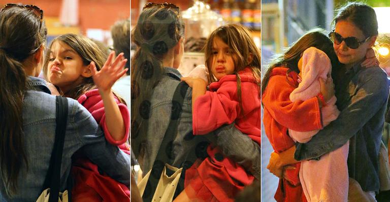 Suri Cruise mostra a língua e faz caretas para fotógrafos em passeio com Katie Holmes