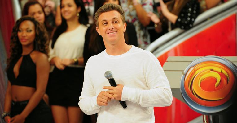 Luciano Huck ganha o ‘Parabéns a Você’ no palco de seu programa na Globo