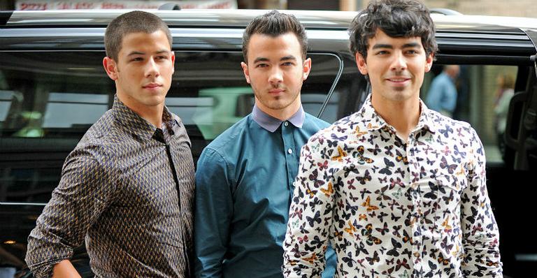 Com look vintage, Jonas Brothers anunciam volta aos estúdios