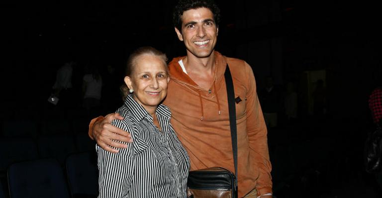 Reynaldo Gianecchini vai ao teatro com a mãe, em São Paulo