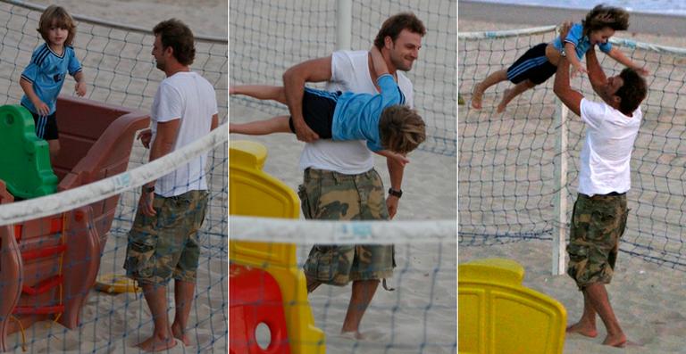 Cássio Reis se diverte com o filho, Noah, em parquinho no Rio