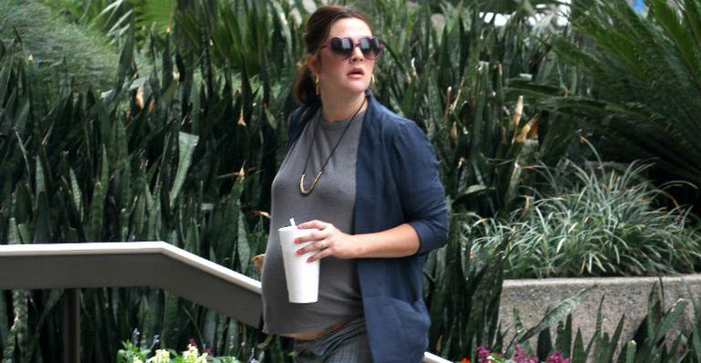 Grávida, Drew Barrymore vai ao trabalho