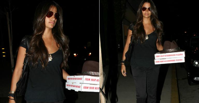 Camila Alves leva pizza para a família