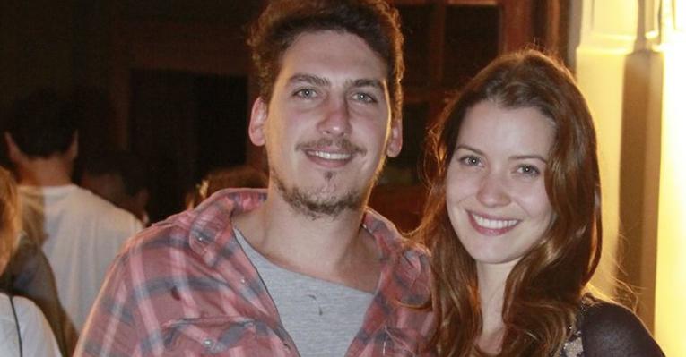 Nathalia Dill confere estreia de peça com o namorado