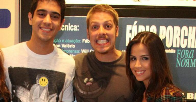 Pérola Faria e Miguel Rômulo curtem stand-up no Rio de Janeiro