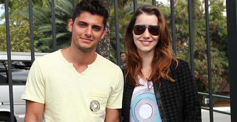 Bruno Gissoni e Nathalia Dill participam de corrida contra o câncer de mama em São Paulo