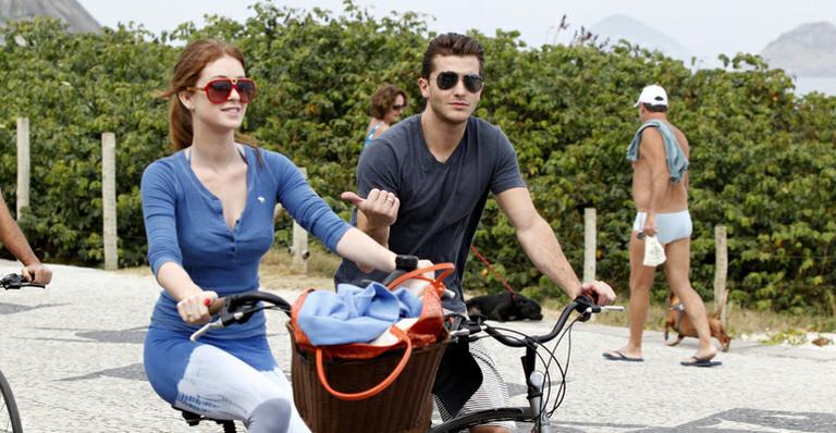 Marina Ruy Barbosa e Klebber Toledo passeiam em tarde romântica
