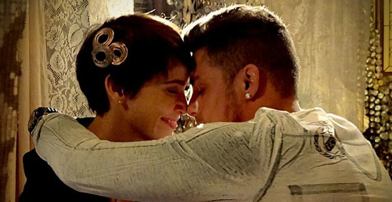 ‘Avenida Brasil’: Nina aceita pedido de casamento de Jorginho