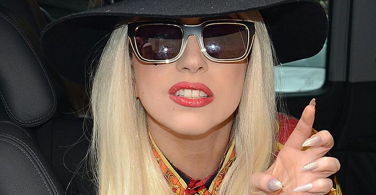 Lady Gaga fica nua em estúdio para gravar novo álbum, diz jornal