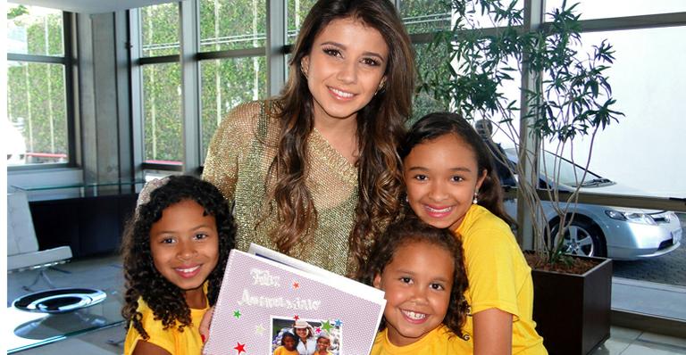 Prestes a completar 28 anos, Paula Fernandes recebe homenagem de crianças da LBV