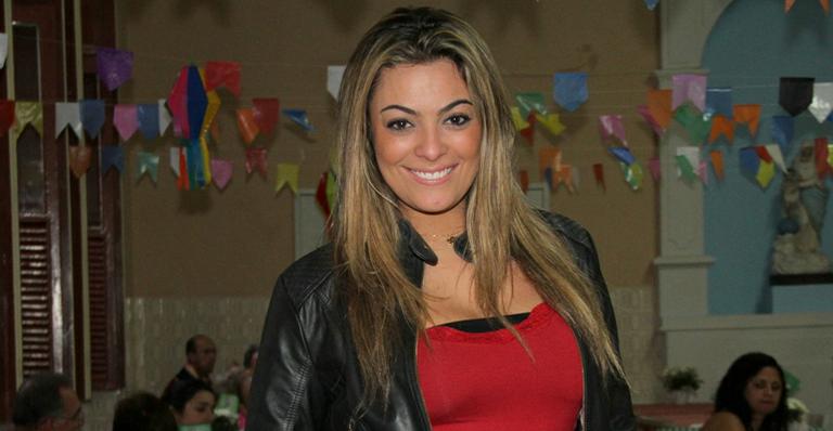 Lembra dela? Ex-BBB Monique Amin exibe corpão na praia e faz declaração romântica