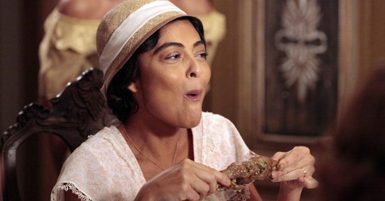 Gabriela come com as mãos e choca convidados em jantar