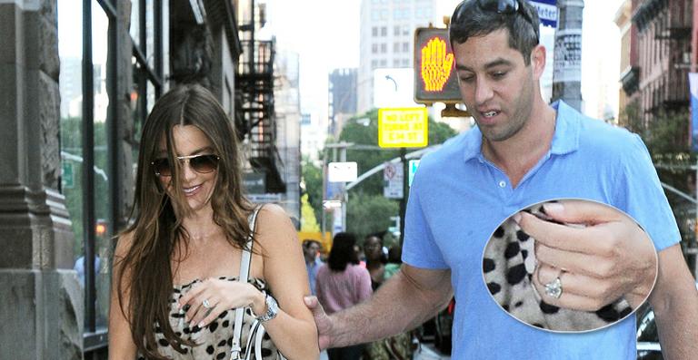 Em Nova York, Sofia Vergara desfila com seu futuro marido e anel de noivado