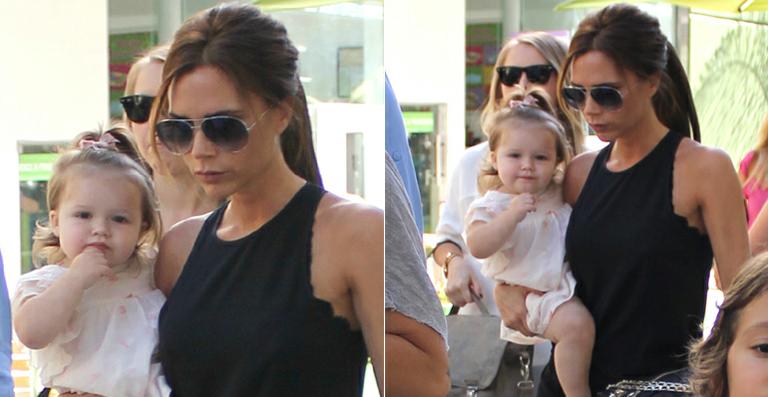 Harper Seven passeia com a mamãe, Victoria Beckham