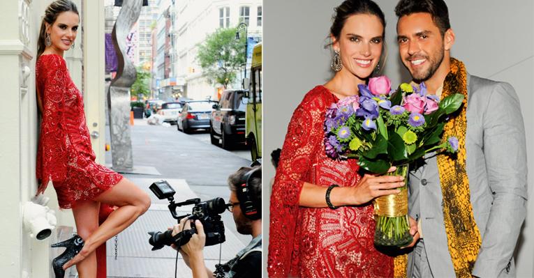 Alessandra Ambrosio surge em modelito de renda durante lançamento de linha de calçados