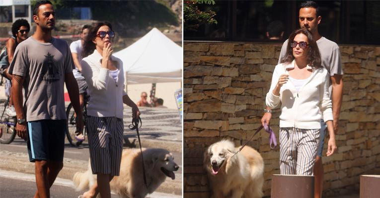 Carolina Ferraz curte caminhada ao lado do namorado no Rio