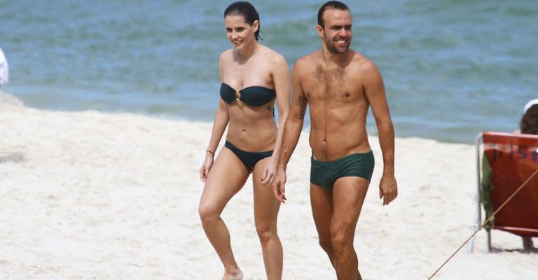 Deborah Secco curte praia com o amado no Rio