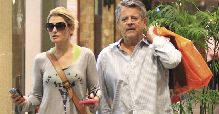 Antonia Fontenelle com Marcos Paulo vão às compras no Rio