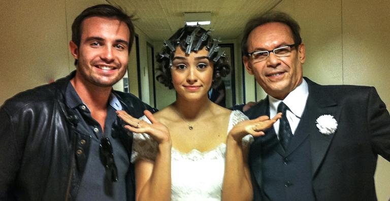 Max Fercondini visita a namorada nos bastidores de ‘Gabriela’