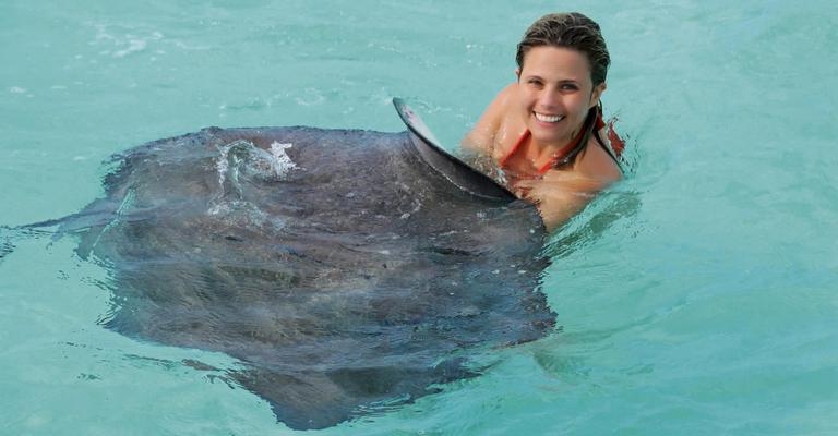 Aventureira, Maria Cândida mergulha com arraias em reportagem nas Ilhas Cayman