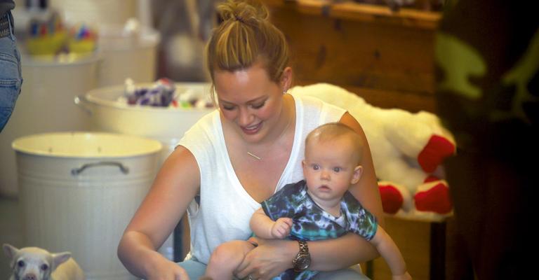 Hilary Duff diverte o filho durante dia de compras