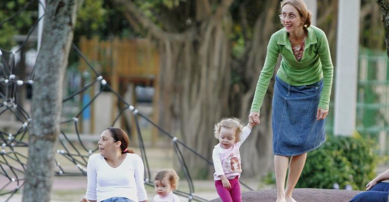 Betty Gofman se diverte com suas gêmeas no Rio