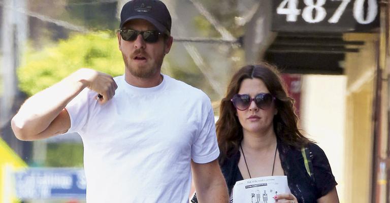 Grávida, Drew Barrymore exibe barrigão em almoço romântico