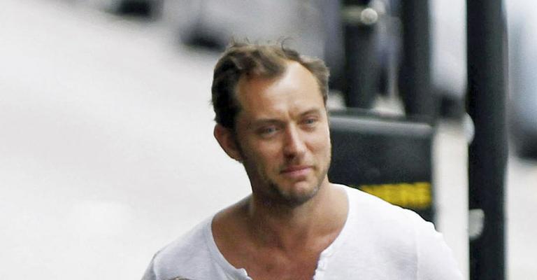 Jude Law paparica os filhos com compras em Londres