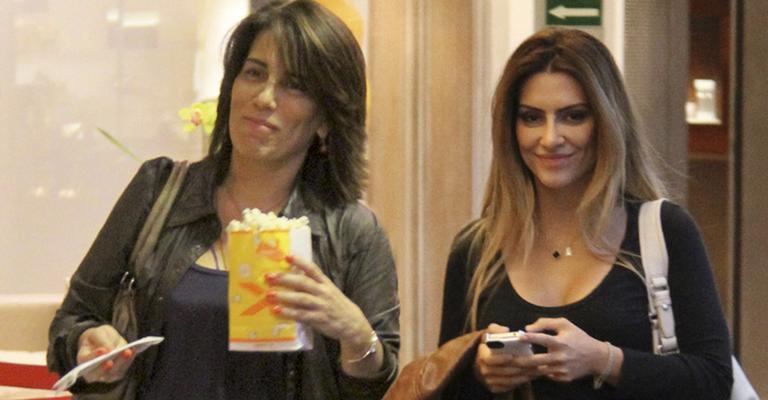 Gloria Pires passeia com a filha Cleo Pires em shopping