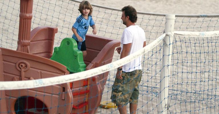 Cássio Reis faz farra com o filho Noah em parquinho no Rio