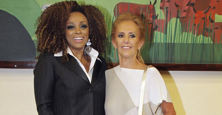 Paula Lima canta em evento de homenagem à Vera Lafer
