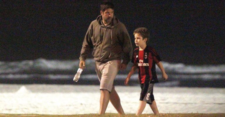 Murilo Benício tem noite relax com o caçula