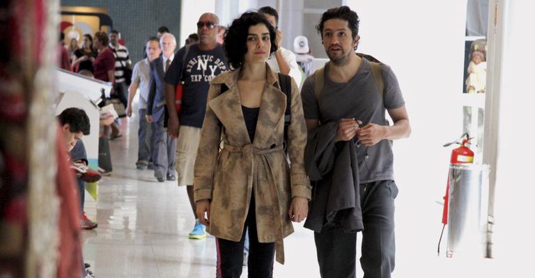 Letícia Sabatella e Fernando Alves mostram sintonia em aeroporto